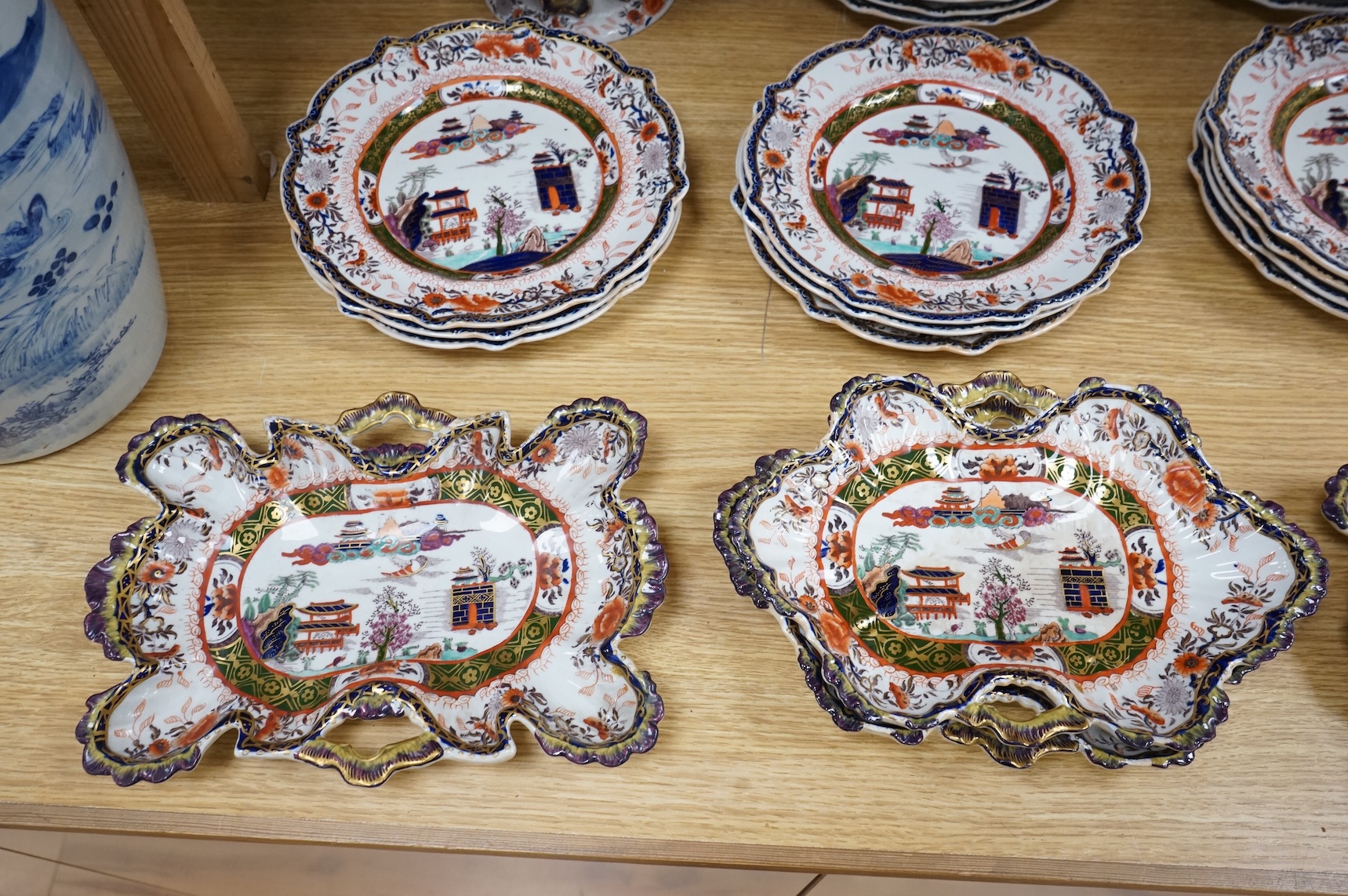 A Mason’s ironstone chinoiserie pattern part dessert service, c.1830-50, comport 15.5cm high